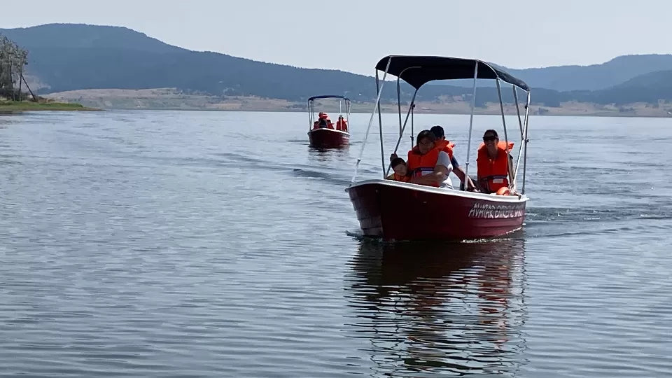 Self‑drive motorboat on Batak Reservoir — up to 5 people