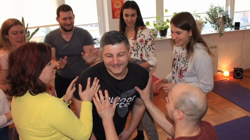 Йога на смеха в група за 5 човека ваучер