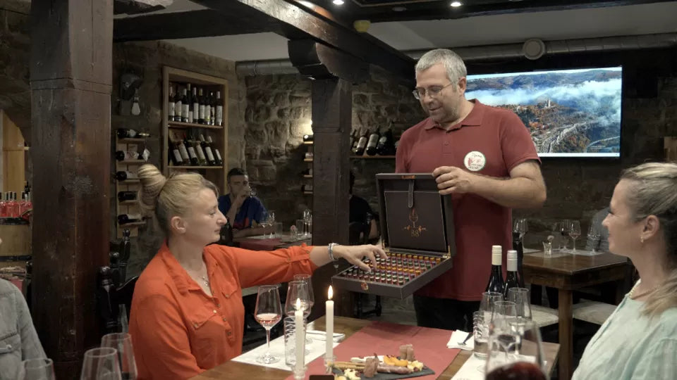 Wine aroma kit with 88 scents used for sensory training
