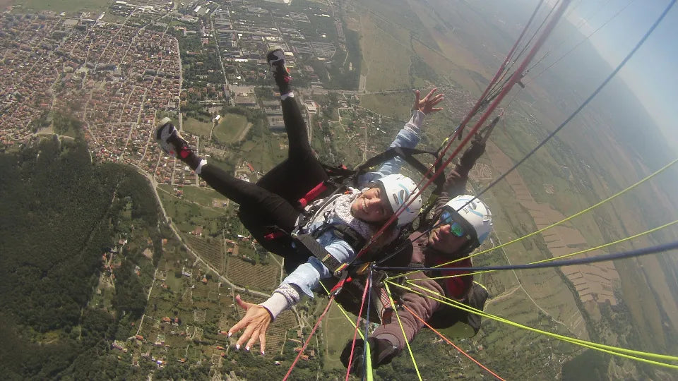 Gift voucher for tandem paragliding in Sopot – Ico Petsana