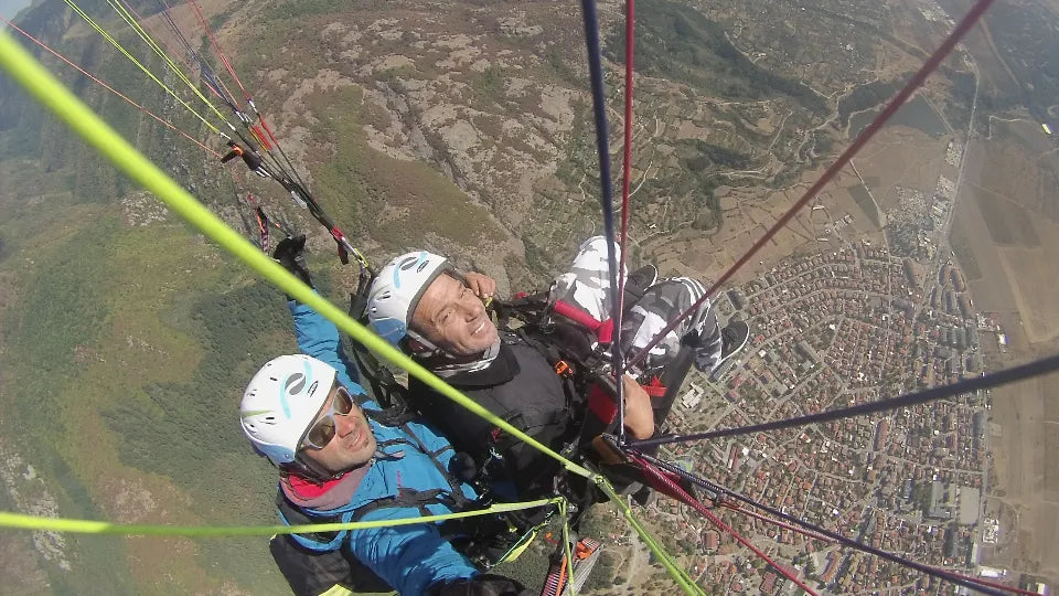 Акробатичен полет с парапланер с пилот Ицо Пецана Полети и пилотиране