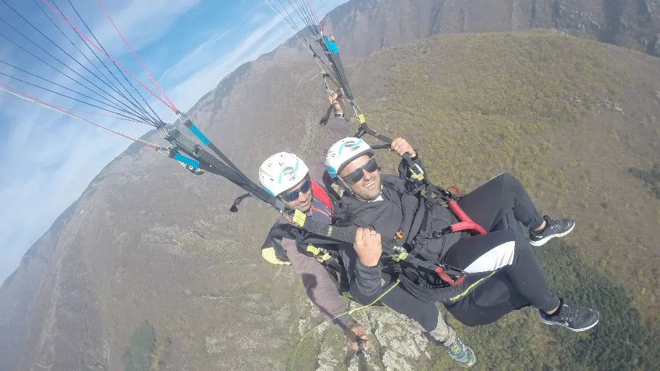 Acro paragliding maneuvers above Sopot