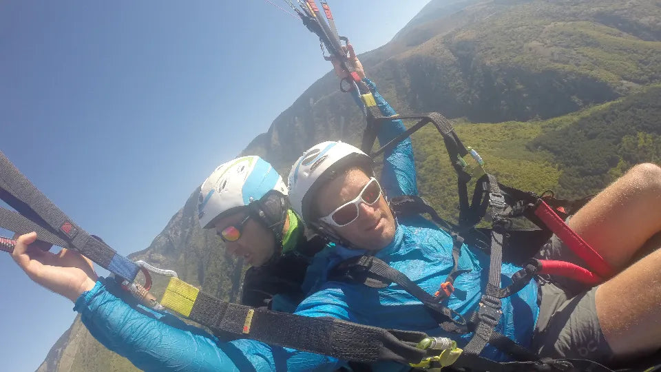 Acrobatic tandem paragliding over Sopot with expert pilot