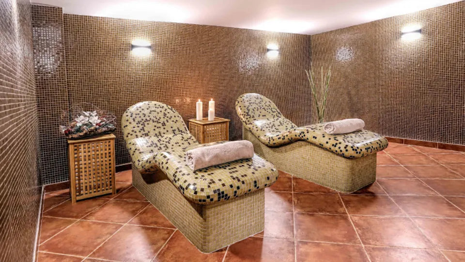 Outdoor pool and open‑air jacuzzi near Sandanski
