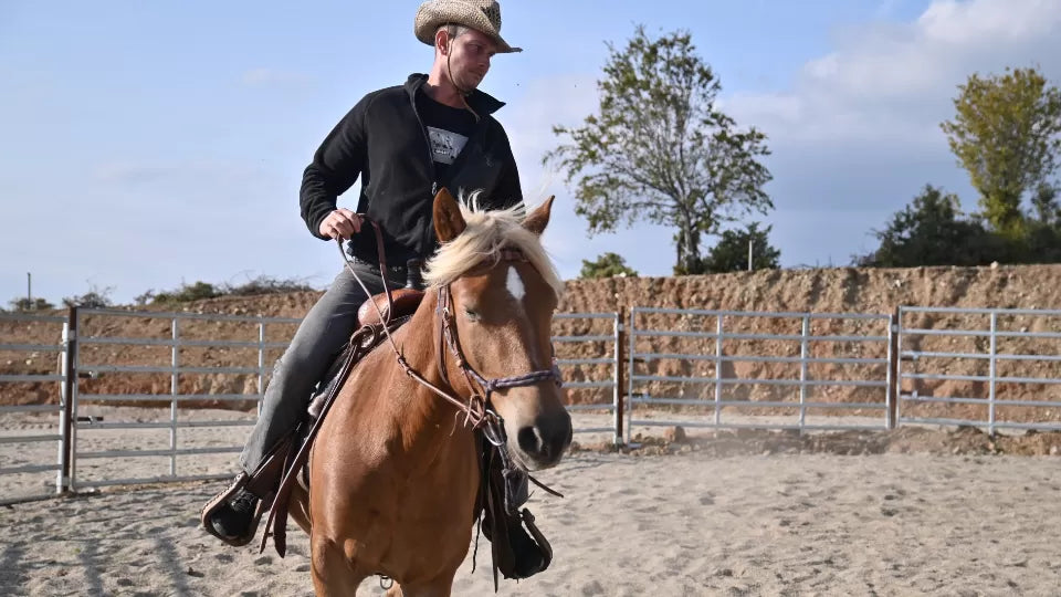 Beginner horse riding lesson in Sandanski on an arena