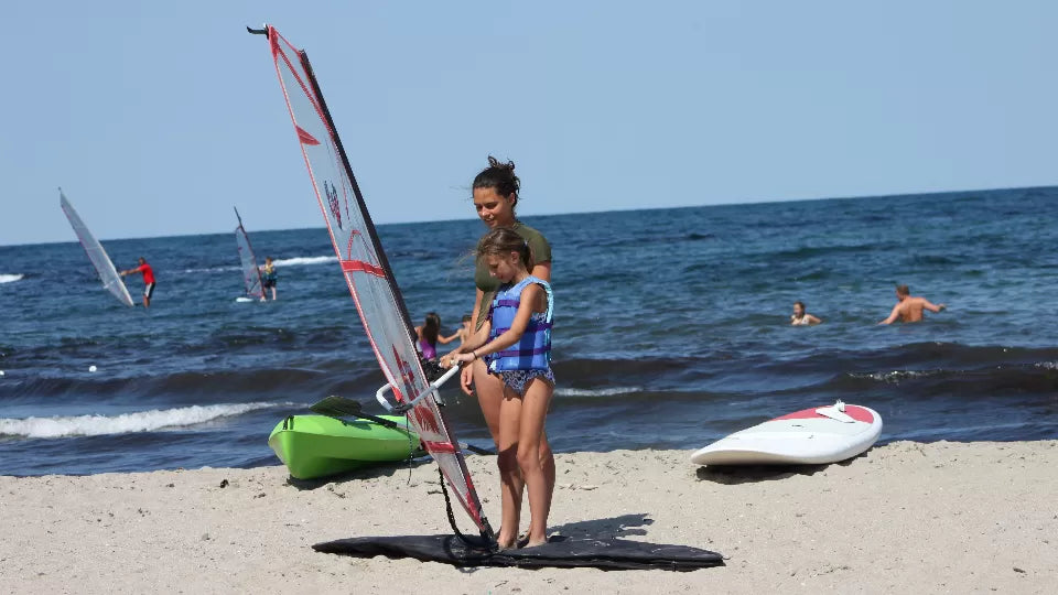 Детски урок по уиндсърф, хавайски сърф, SUP или каяк Водни спортове