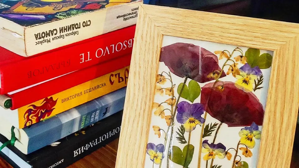 Creative art class in Sofia with real pressed flowers