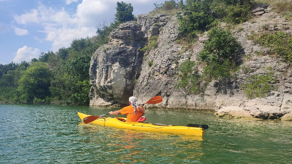 Lakeside break during a guided kayak tour on Alexander Stamboliyski Reservoir