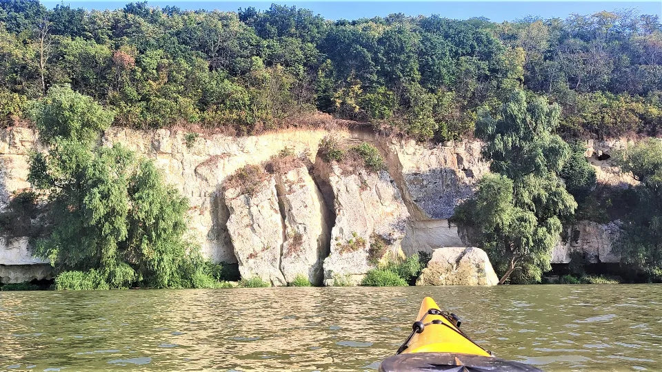 Kayaking on the Yantra near Belyanovo under rock overhangs