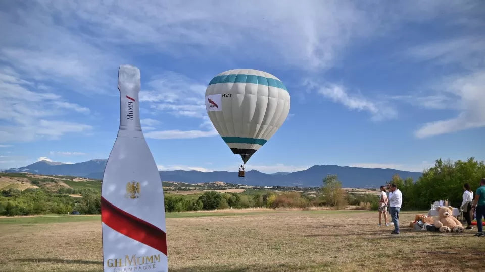 Hot air balloon ascent Sofia for two with private basket section
