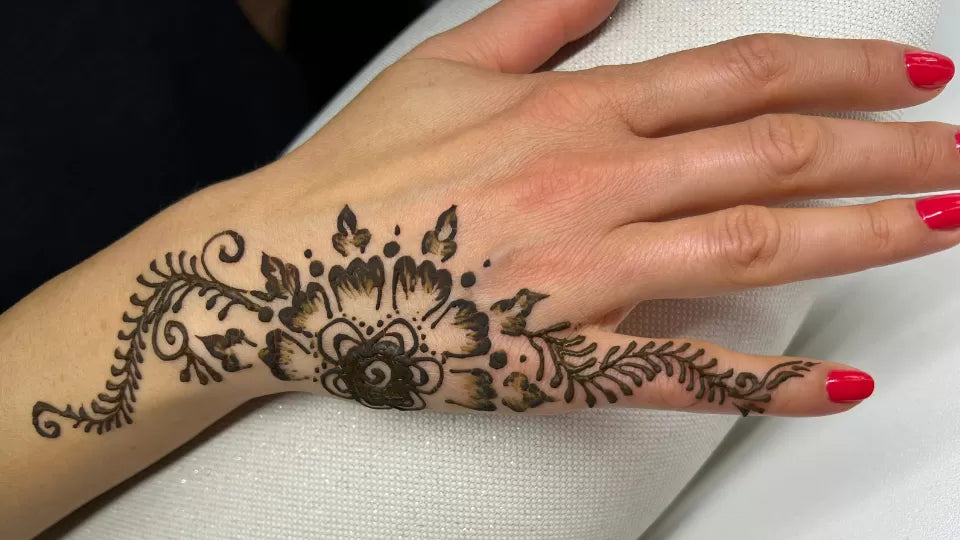 Applying henna on a wrist, 20–40 minute session – Sofia studio