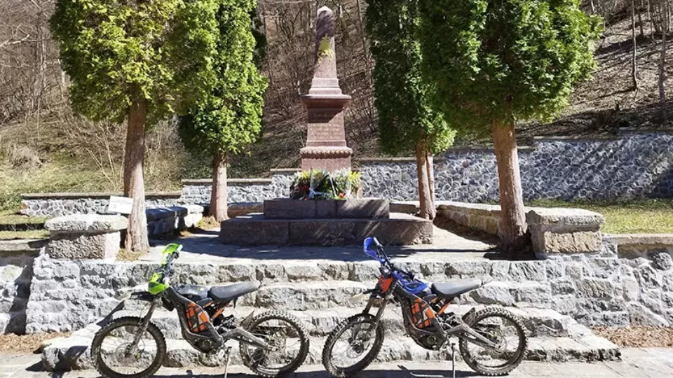 Ribaritsa electric motorcycle tour on a scenic dirt road