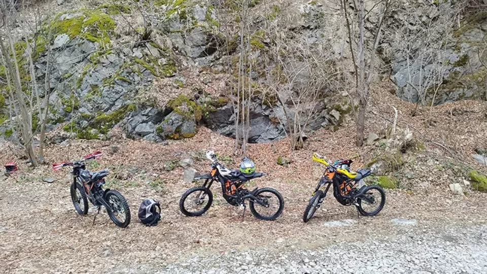 Guided e-motorcycle group near Hut Vezhen