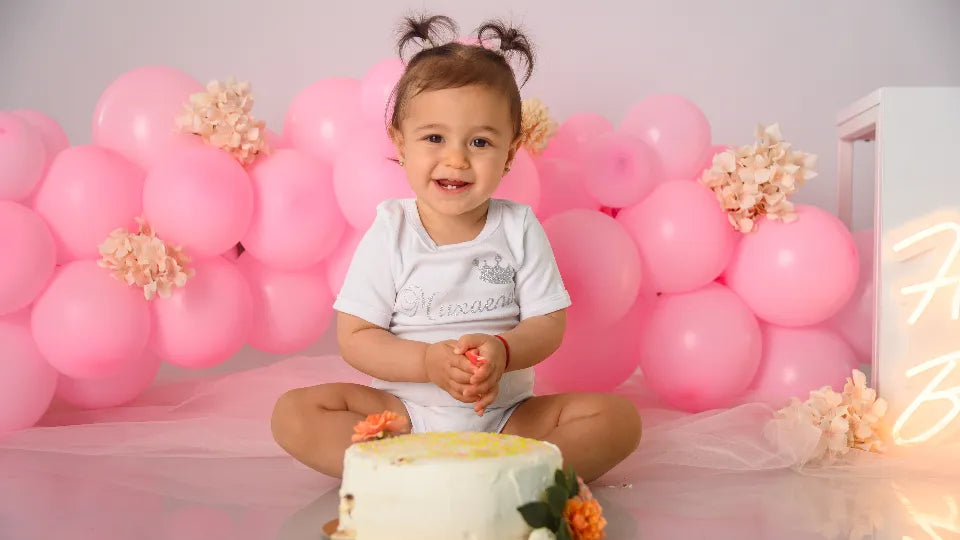 Candid cake smash portraits – little one discovering the cake