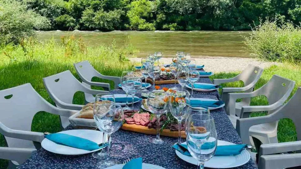 Весел пикник с местни вина и храни край Искър, срещу Ритлите