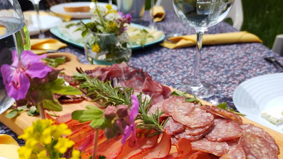 Весел пикник с местни вина и храни край Искър, срещу Ритлите Пикници