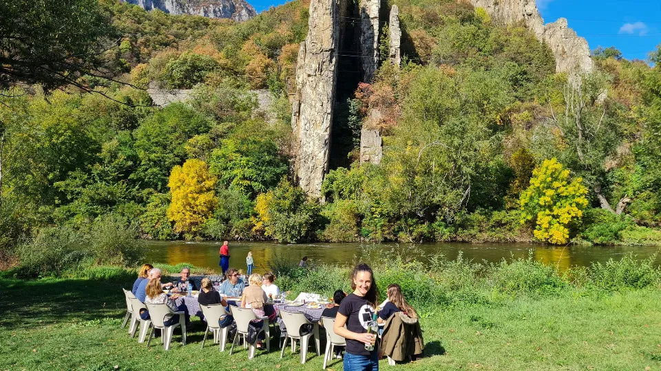 Весел пикник с местни вина и храни край Искър, срещу Ритлите ваучер