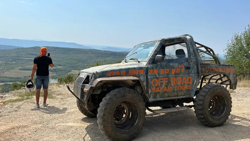 Off‑road jeep route overlooking Trapezitsa and Tsarevets
