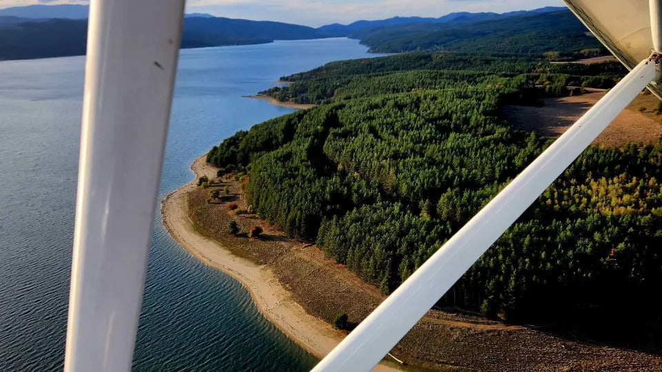 Tandem flight in an amphibious microlight over Lake Iskar