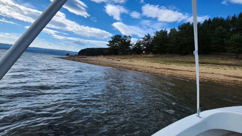 Motorboat on Lake Iskar available for rent