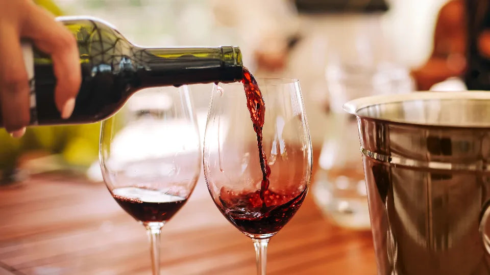 Чаша вино и пица за двама в компанията на коргита Приключения с домашни любимци