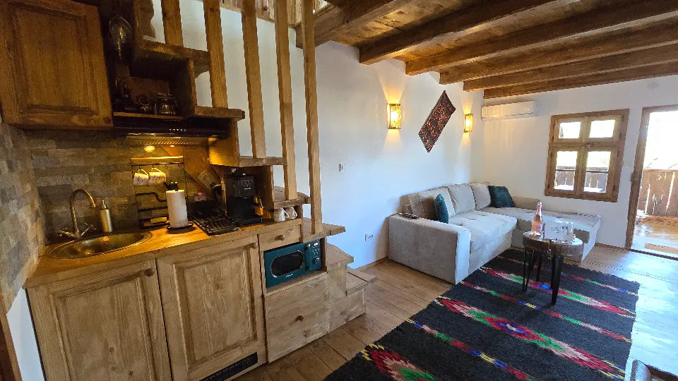 Cozy living room with wood‑burning fireplace – Villa Panorama 1