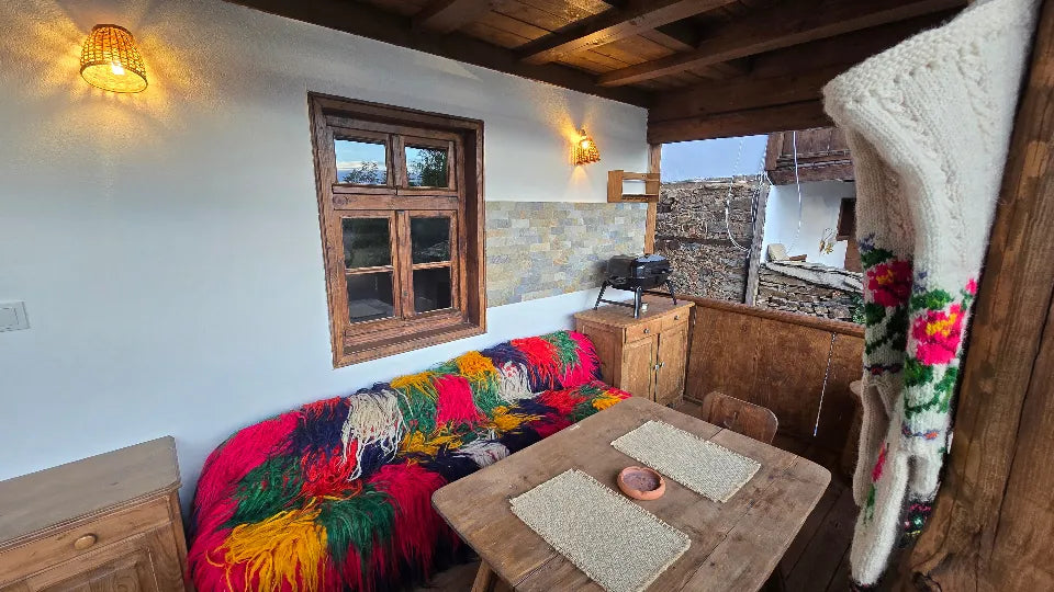 Kitchenette and dining area in Villa Panorama 2, Leshten