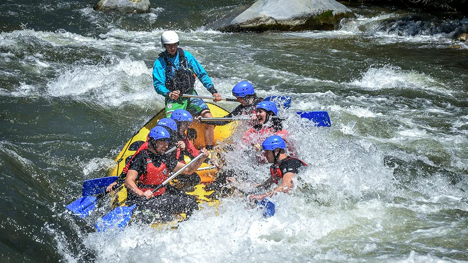 Рафтинг или каяк приключение по Струма с отсядане за двама Глемпинг