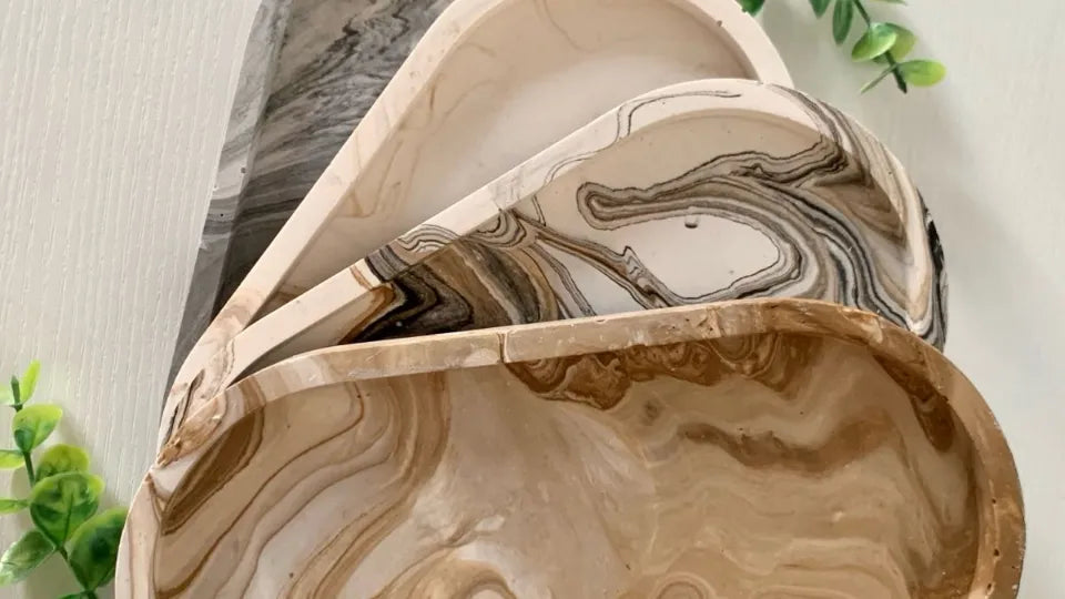 Decorating a resin jewelry tray with pigments and flakes
