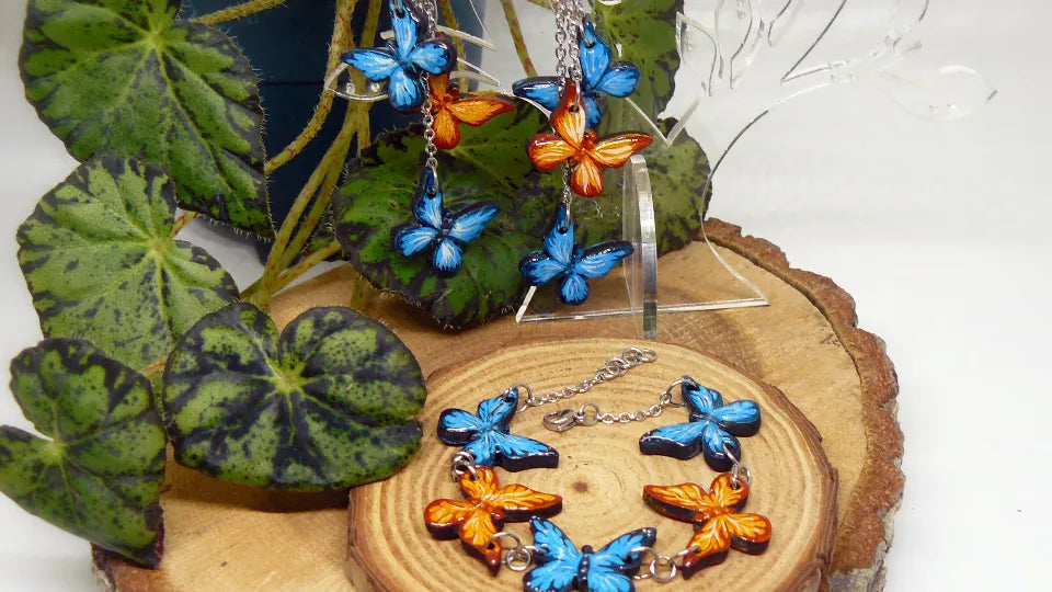 Jewelry painting workshop in Sofia – hand‑painted pieces on wooden bases