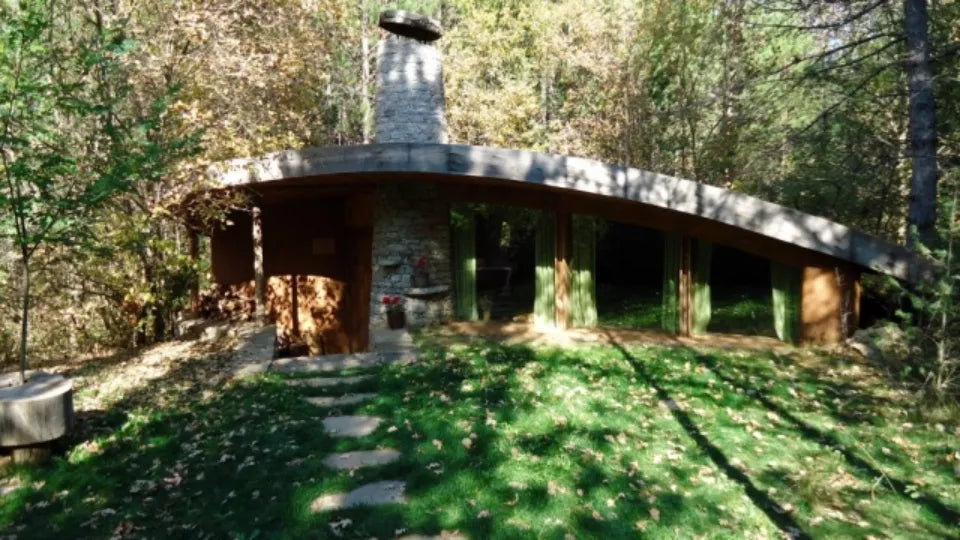 Shell House in Gaitaninovo – romantic forest hideaway for two