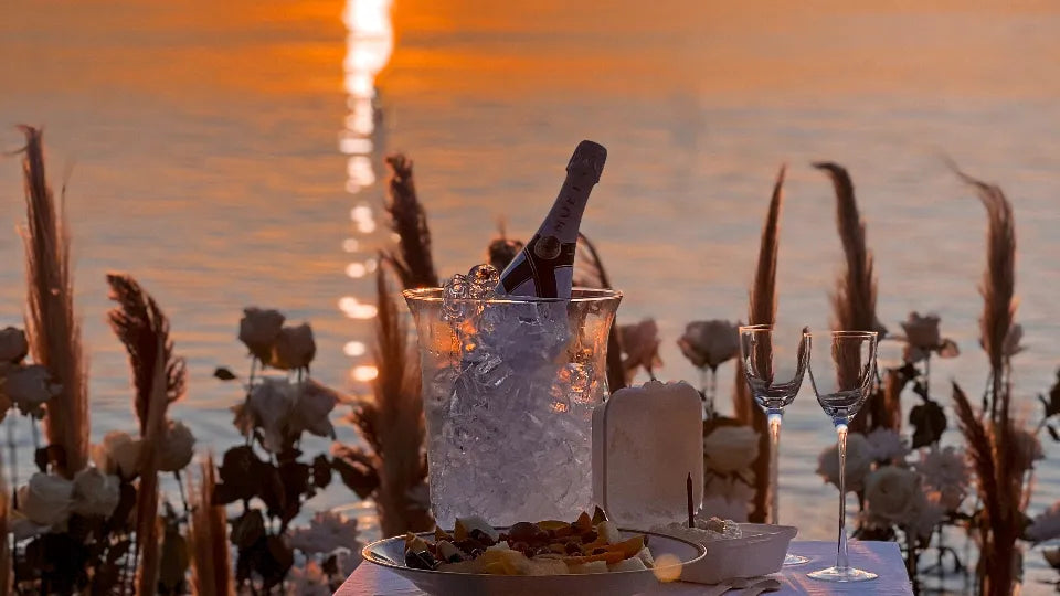 Романтичен пикник за двама на брега на морето по залез