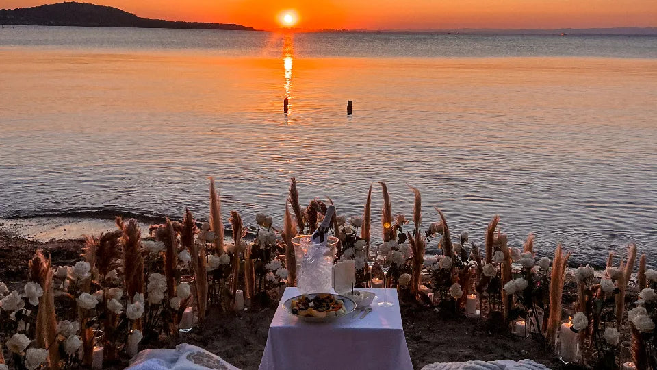 Романтичен пикник за двама на брега на морето по залез Пикници