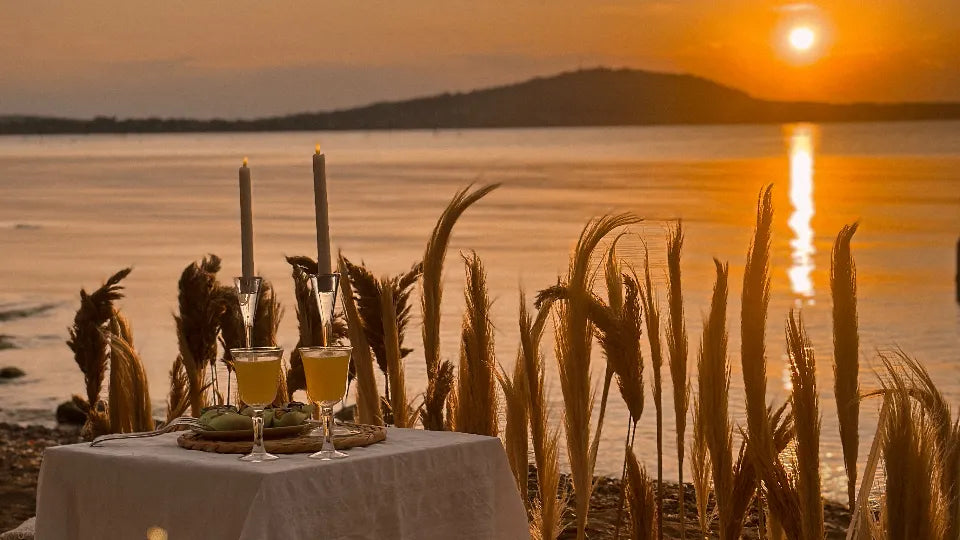 Романтичен пикник за двама на брега на морето по залез Активности на открито