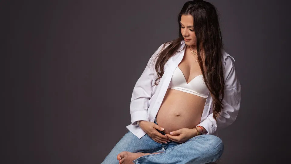 Close-up baby bump in studio – maternity photoshoot Sofia