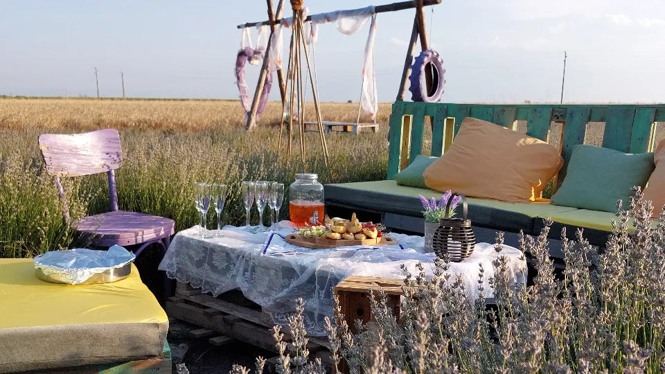 Рисуване върху стъкло сред лавандулово поле