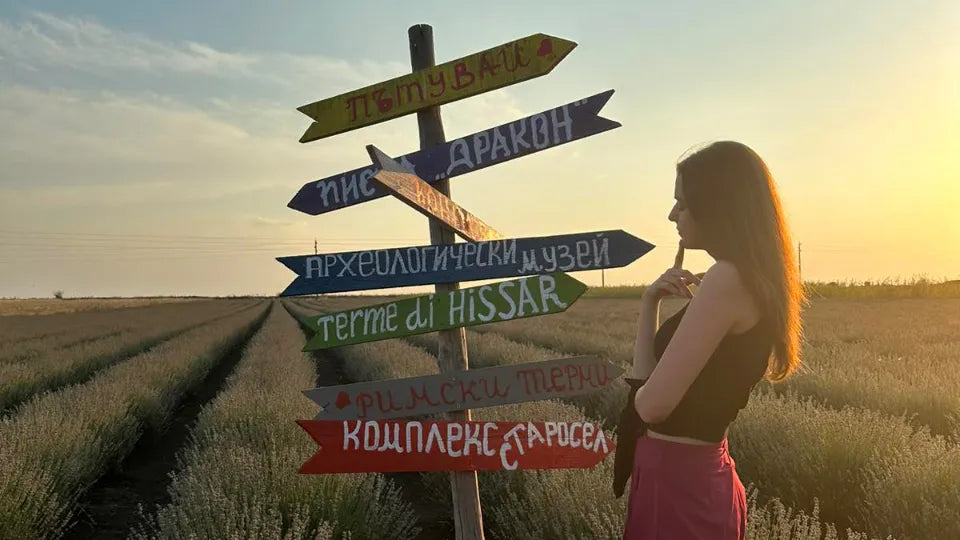 Рисуване върху стъкло сред лавандулово поле Творчество и нови умения