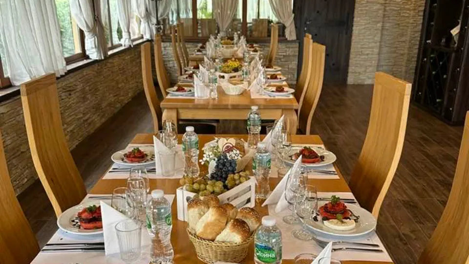 Three‑course lunch or dinner paired with wines at a Petrich winery