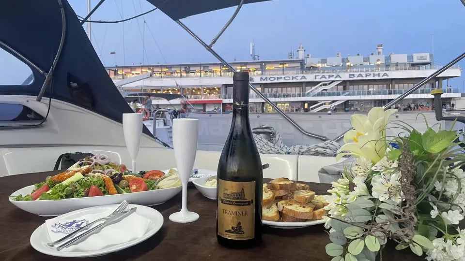 Морско преживяване за двама – вечеря и нощувка на яхта Варна