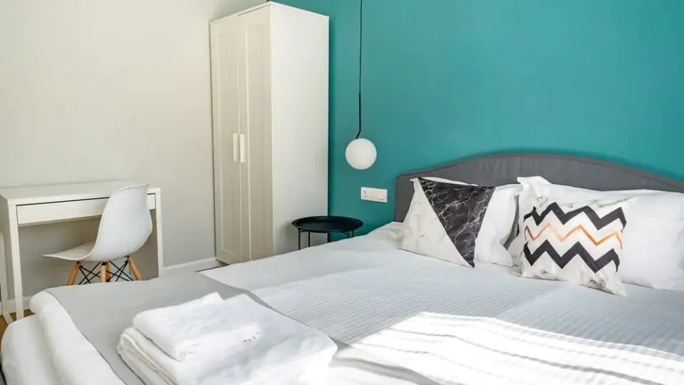 Master bedroom with a large bed and memory‑foam mattress – Velingrad family apartment