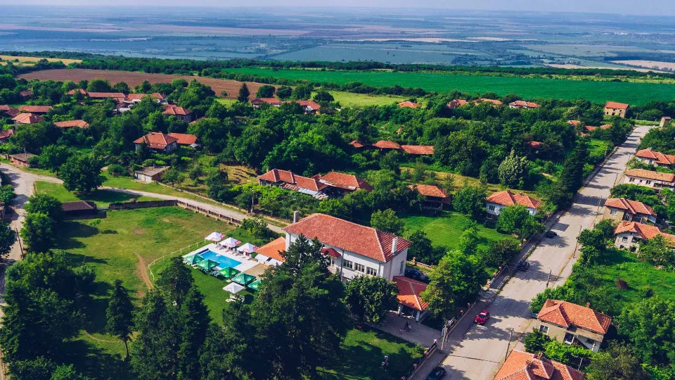 Rustic guesthouse yard in Karpachevo – romantic escape for two