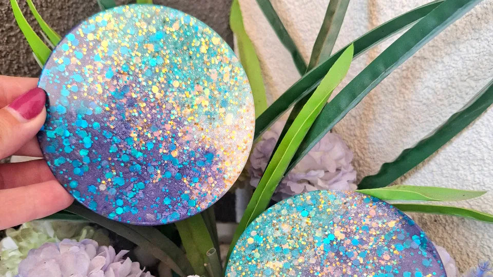 Resin art class in Sofia using pigments and glitter