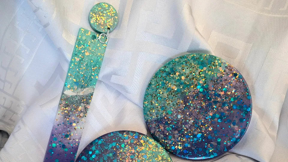 Tools, pigments and silicone molds for resin art