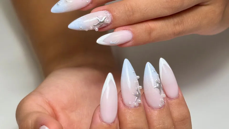 Building and leveling gel nail extensions