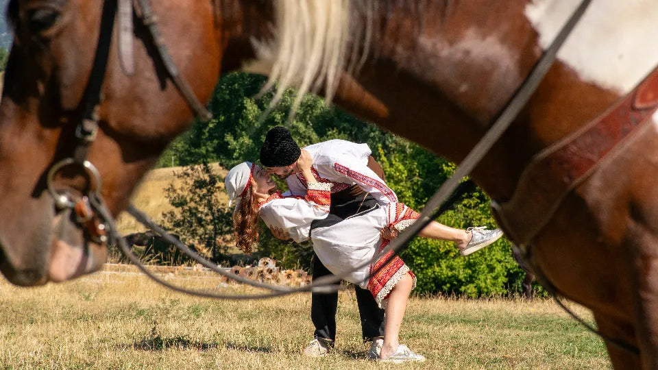 Професионална фотосесия с коне и народни носии
