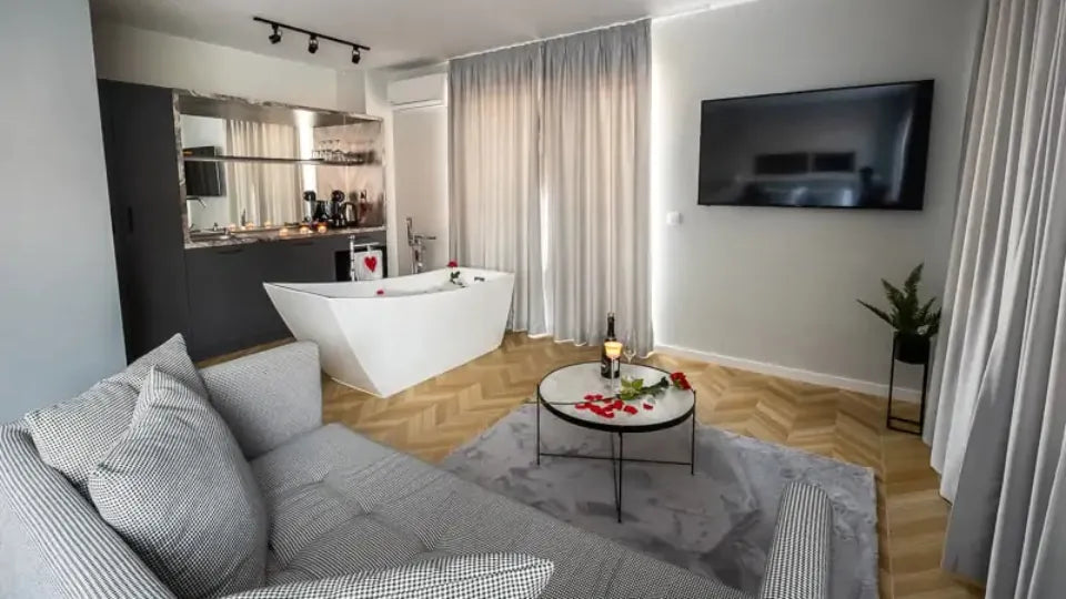 Kitchenette and amenities in studio with bathtub, Velingrad