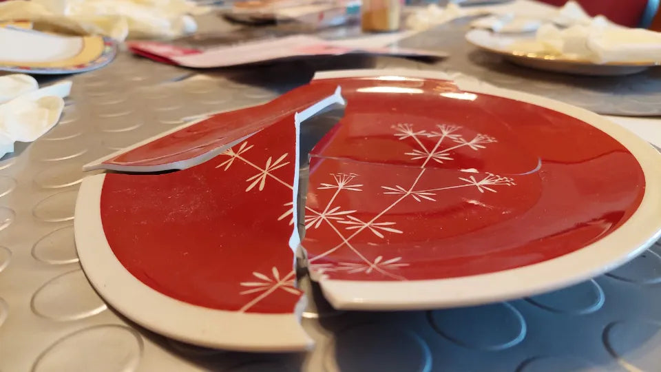 Kintsugi workshop in Veliko Tarnovo – participant joining porcelain pieces with gold accents