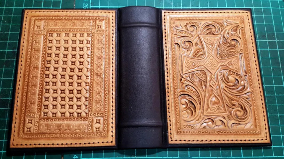 Bookbinding workshop in Veliko Tarnovo – hand‑binding a notebook