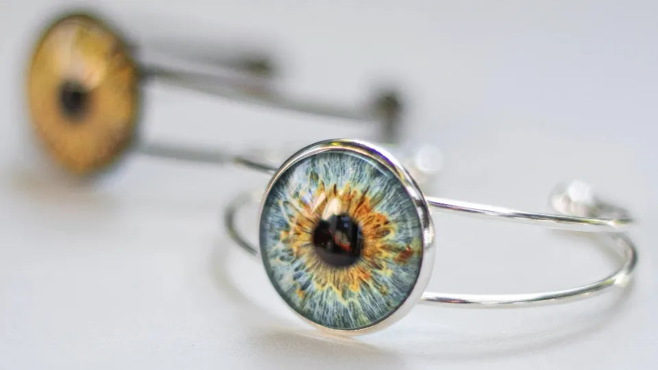 Bracelet with embedded iris – personalized jewelry, Sofia