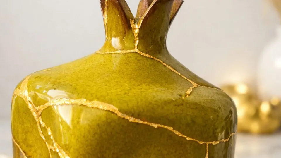 Creative Kintsugi class in Sofia – brushwork with gold accents